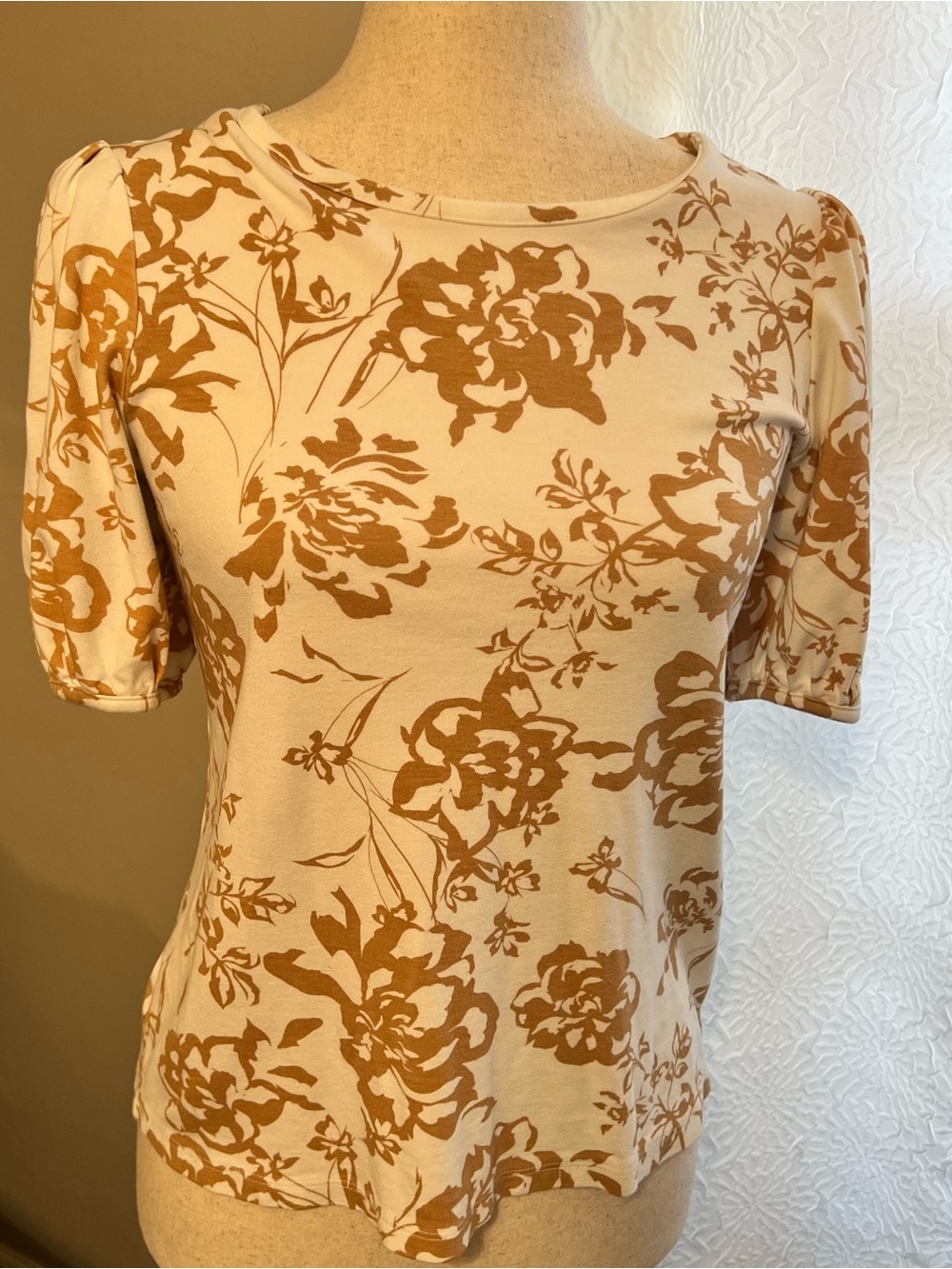 Ann Taylor Cream Tee with Brown Floral Print Women’s XS